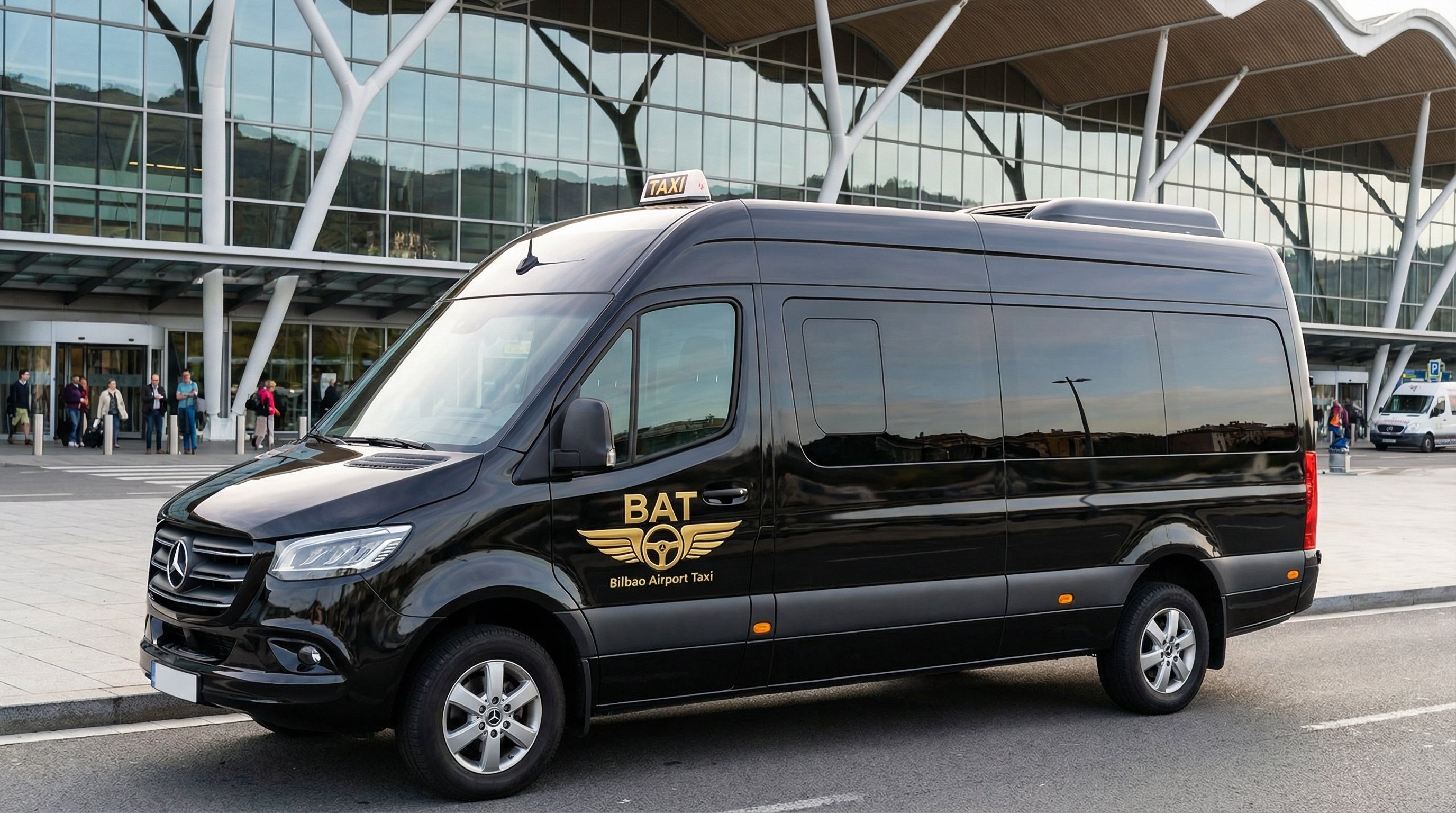 Mercedes Sprinter Negra BAT - Minibus 19 Plazas frente al Aeropuerto de Bilbao